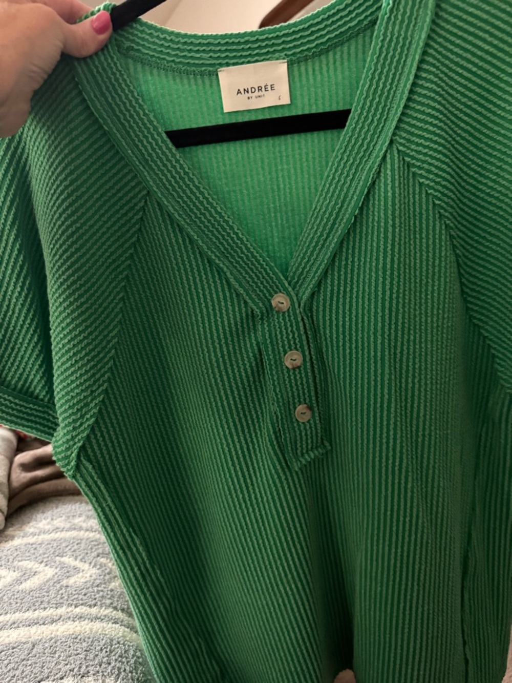 ANDRÉE BY UNIT Bright Green V-Neck Ribbed Henley Shirt